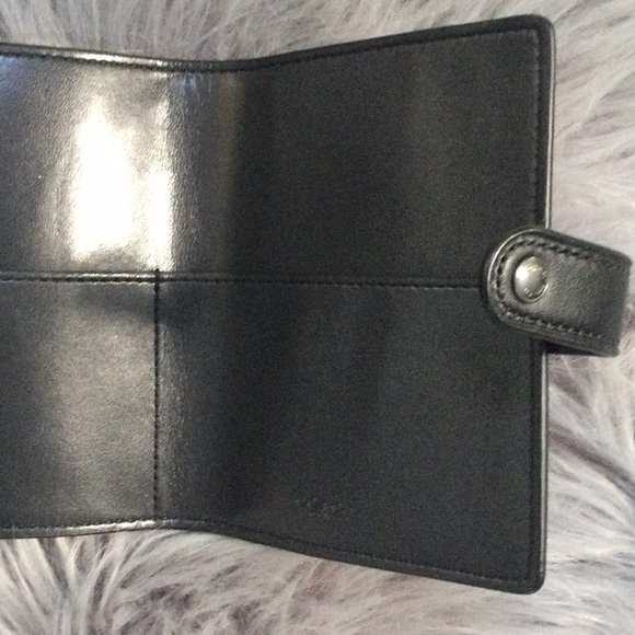 Coach woman’s trifold leather black wallet - Picture 4 of 7
